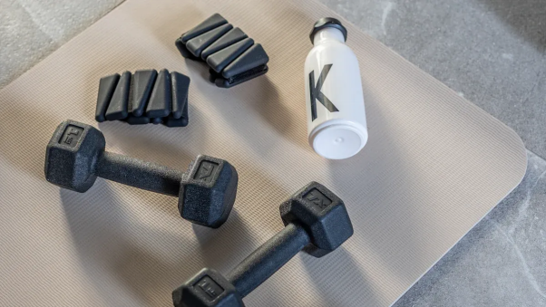 Kui soovid kodus tõhusalt treenida, vajad vaid mõnda lihtsat vahendit. Treeningvarustus sõltub sinu eesmärkidest, ruumist ja rahakotist. Alusta näiteks hantlite